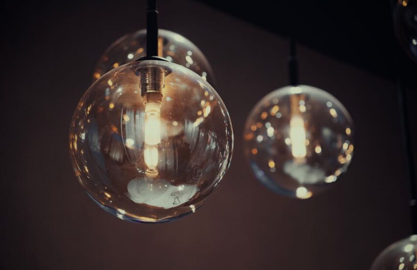 Suspension au design unique illuminant un salon moderne et accueillant.