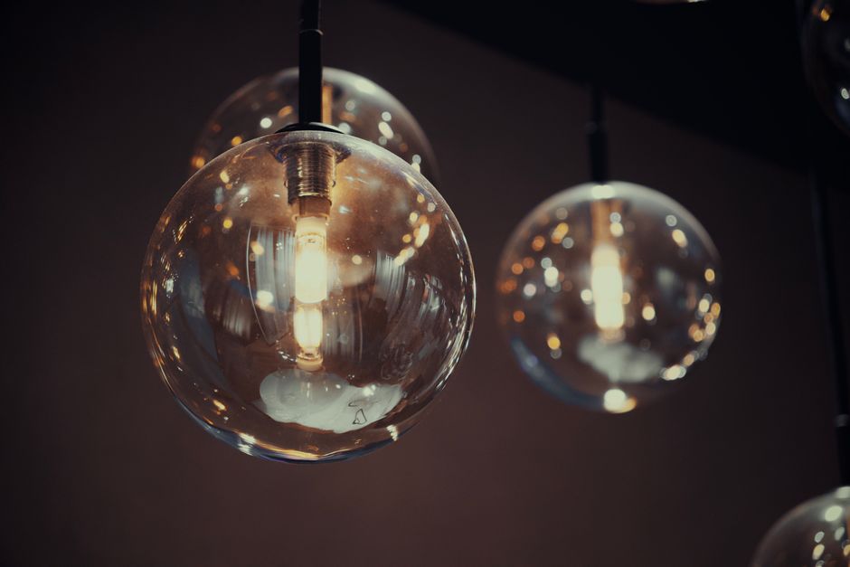 Décorer le salon avec des suspensions au design unique