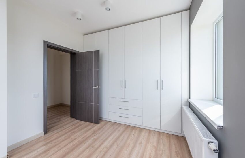 Stijlvolle vakkenkast met deuren in een modern interieur, ideaal voor het opbergen van boeken en accessoires.