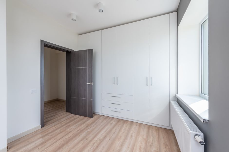 Elegante oplossingen voor vakkenkasten met deuren in interieurdesign
